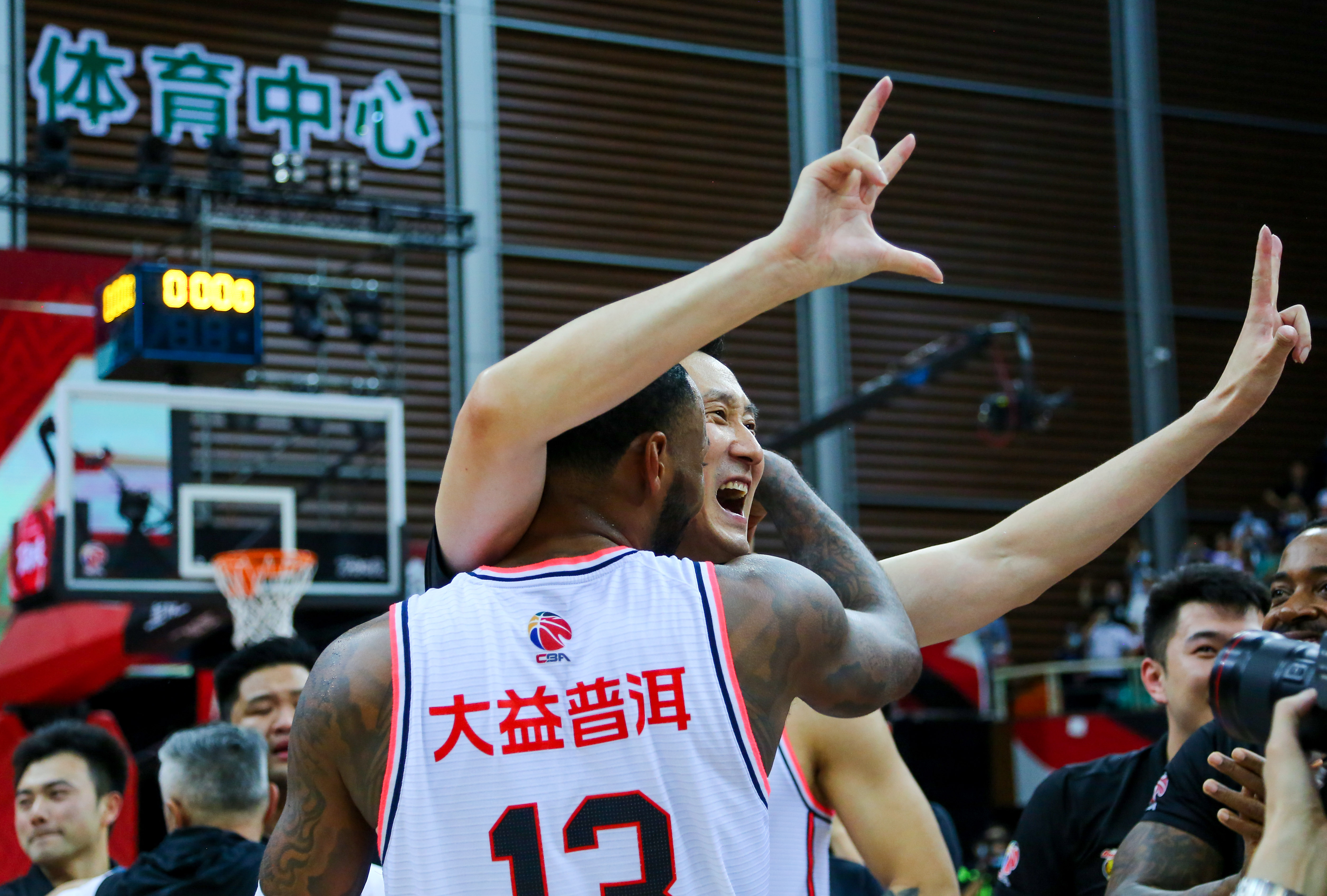 包含窗口期体能课后，拉齐奥远射贴柱备战NBA总决赛，态度坚定，临场指挥获称赞的词条-9体育